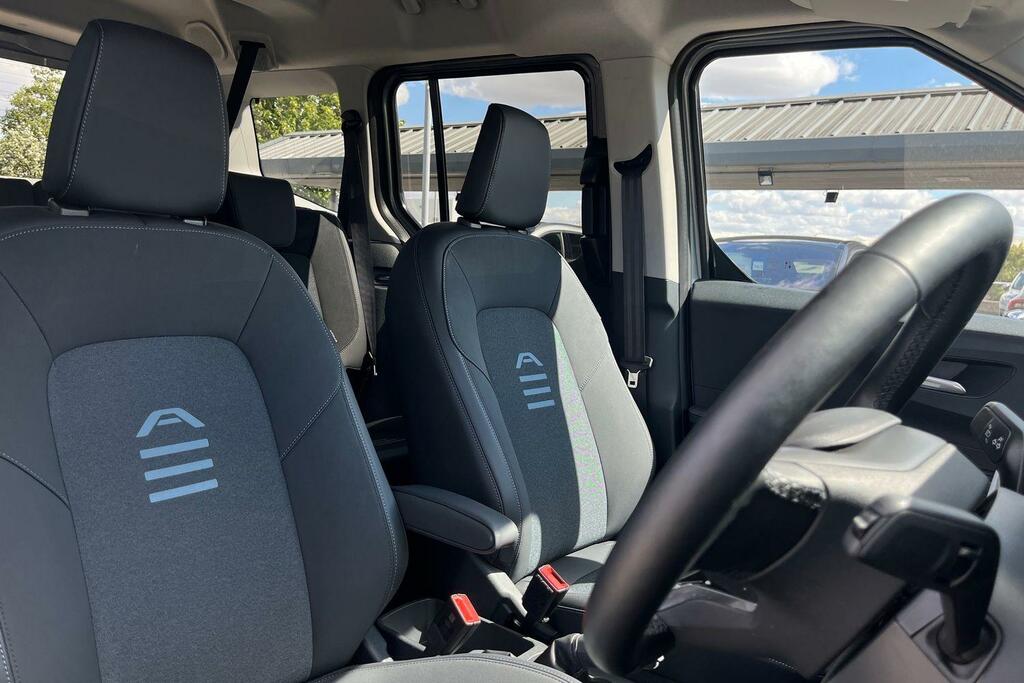 Ford Tourneo Courier 100Kw Titanium 43Kwh 2025 Silver #17