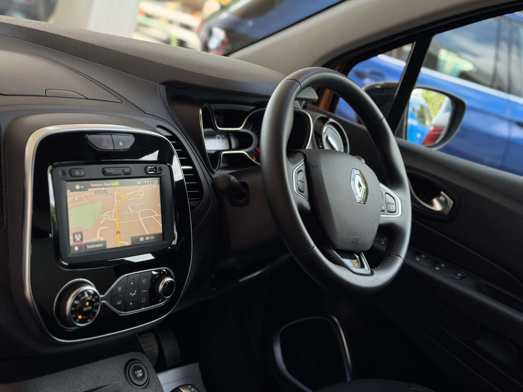 Renault Captur 1.5L Energy Iconic Black #2