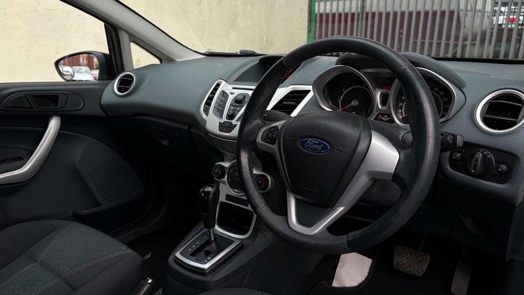 Ford Fiesta Zetec 3-Door Red #21
