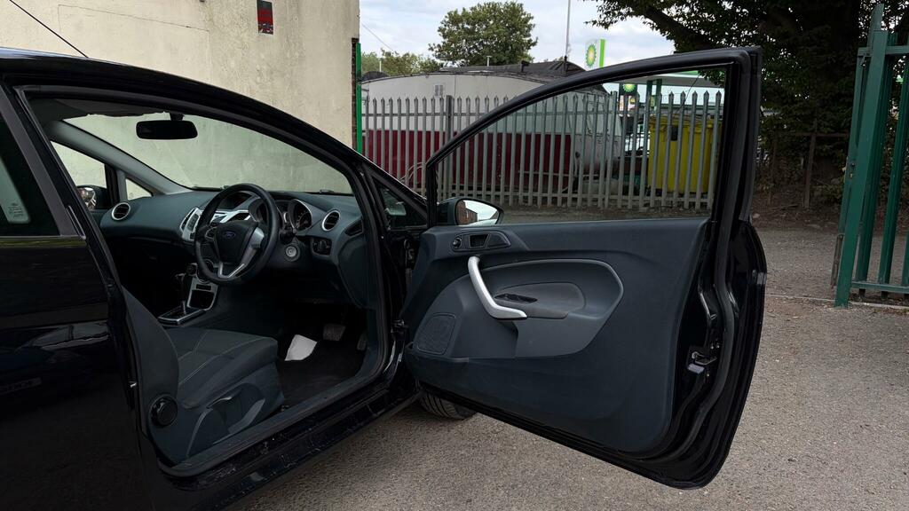 Ford Fiesta Zetec 3-Door Red #31