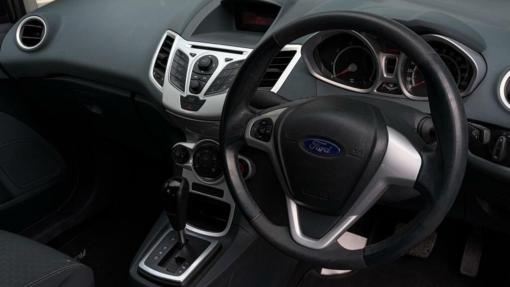 Ford Fiesta Zetec 3-Door Red #10