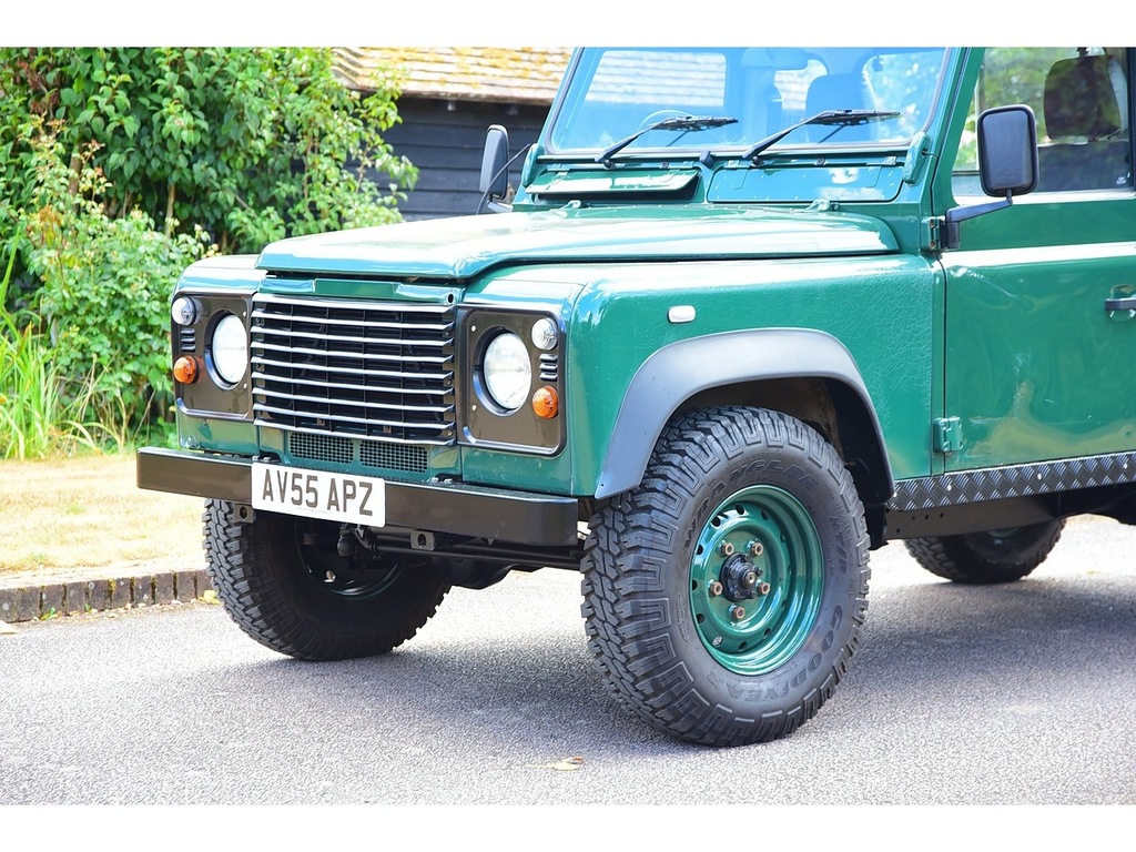 Land Rover Defender 110 2.5 110 Td5 County Station Wagon 120 Bhp Green #18