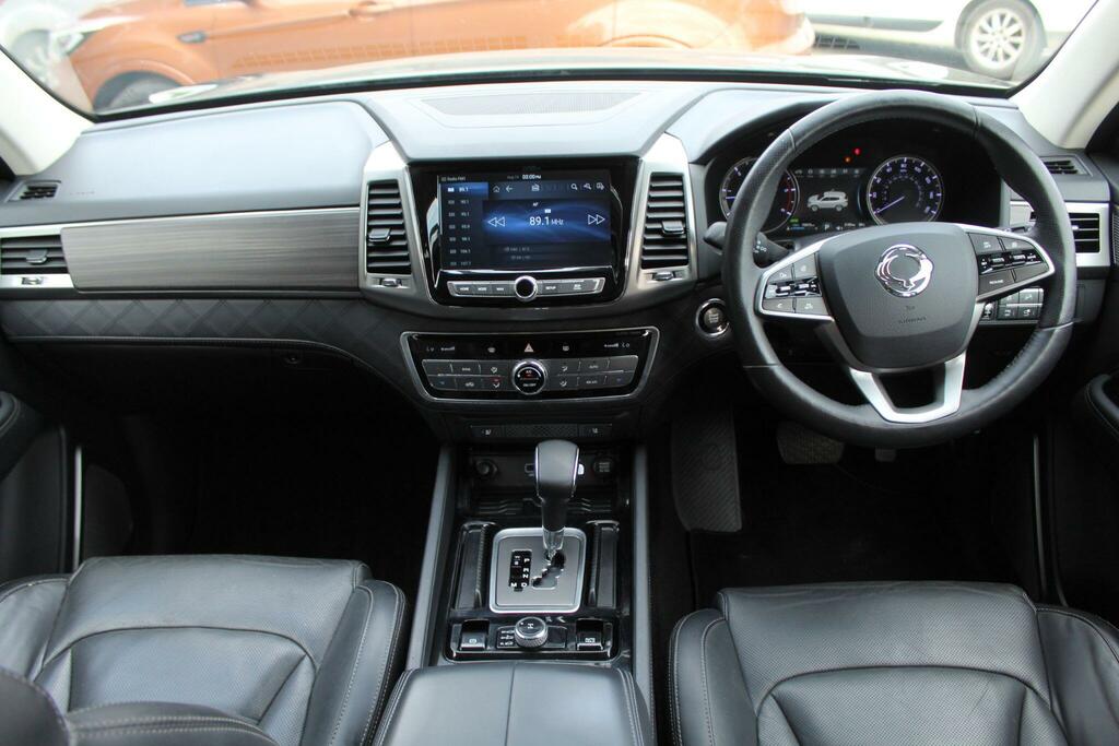 SsangYong Rexton Suv Black #3