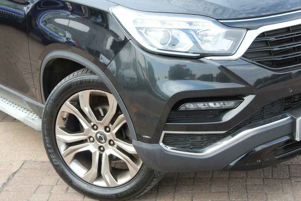 SsangYong Rexton Suv Black #2