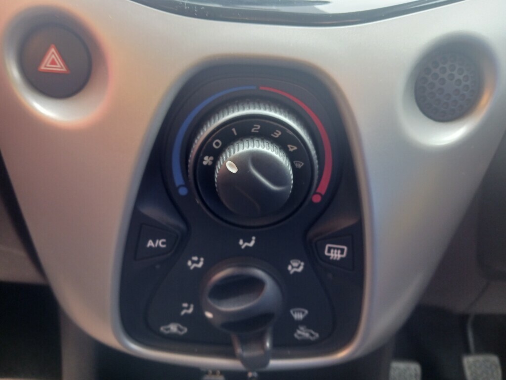 Peugeot 108 1.0 Active Red #3