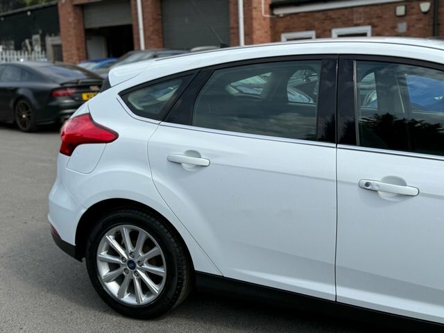Ford Focus 1.0T Ecoboost Titanium Hatchback E White #6