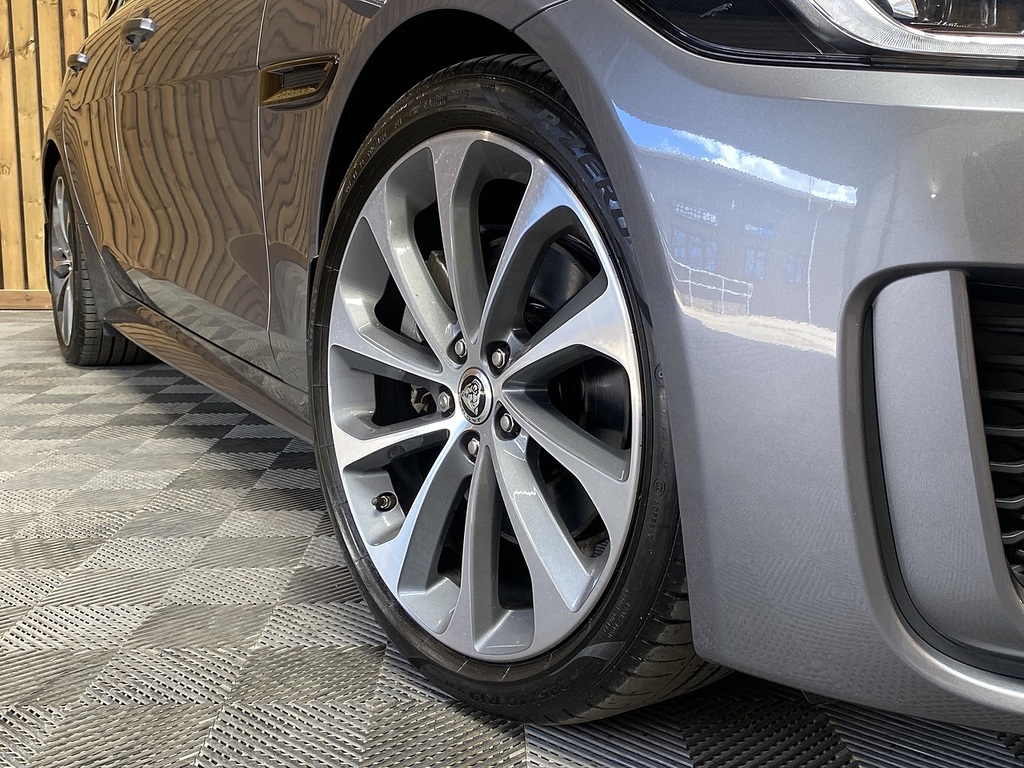 Jaguar XE D200 Mhev R-dynamic Se Black Grey #6