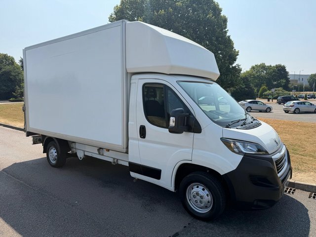Peugeot Boxer 2.0 Bluehdi 335 Built For Business Luton Diese CN68CNZ White