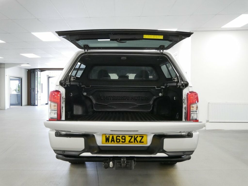 Mitsubishi L200 2.3L 2.2 Di-d Dc Barbarian X Pickup Double Cab White #2