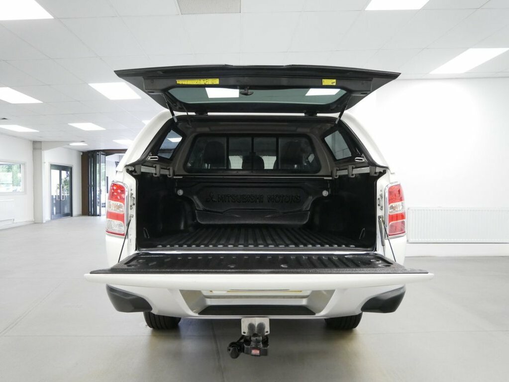 Mitsubishi L200 2.4L Di-d Dc Barbarian Pickup Double Cab Diese White #2