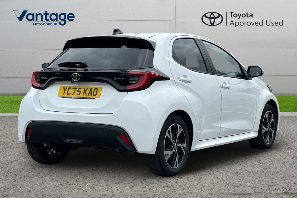 Toyota Yaris 1.5 Vvt-h Design Hatchback Hybrid E-cvt YC75KAO White #2