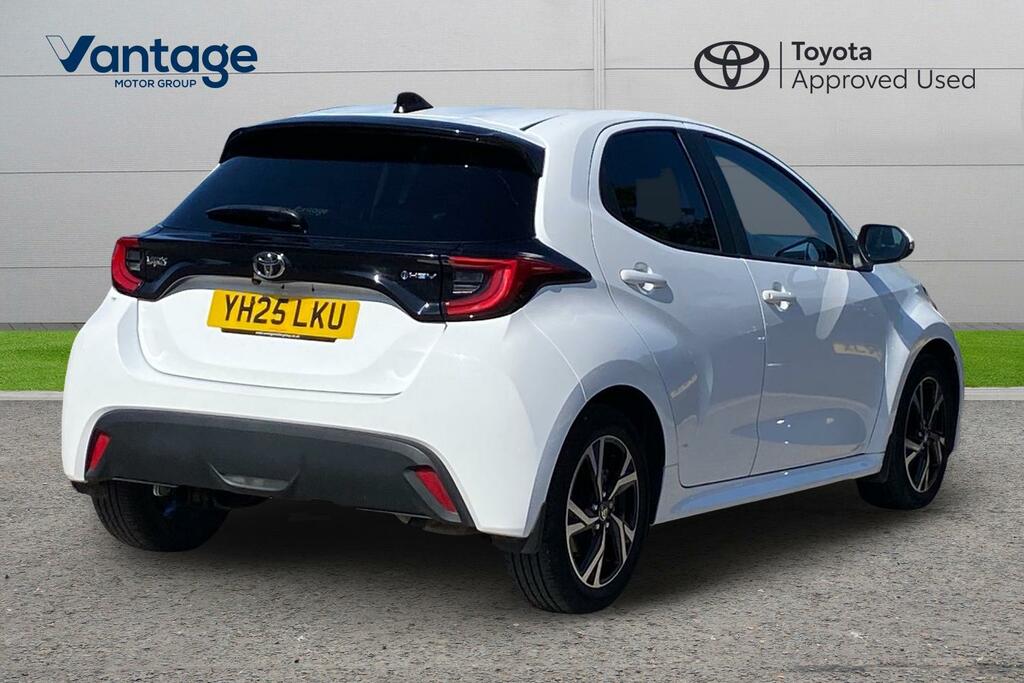 Toyota Yaris 1.5 Vvt-h Design E-cvt Euro 6 Ss YH25LKU White #2