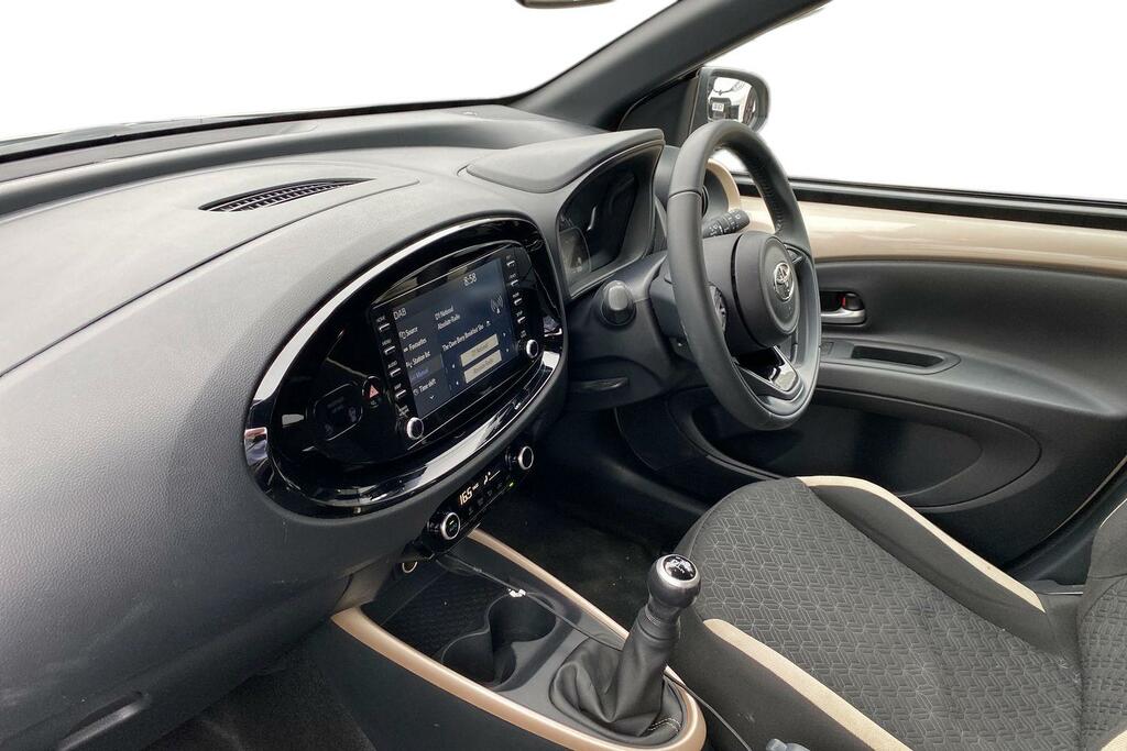 Toyota Aygo X 1.0 Vvt-i Edge Euro 6 Ss YE23XWJ Beige #5