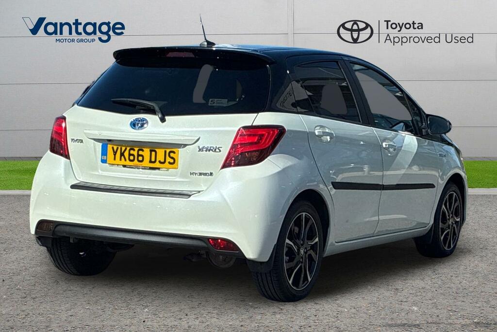 Toyota Yaris 1.5 Vvt-h Design E-cvt Euro 6 White #2