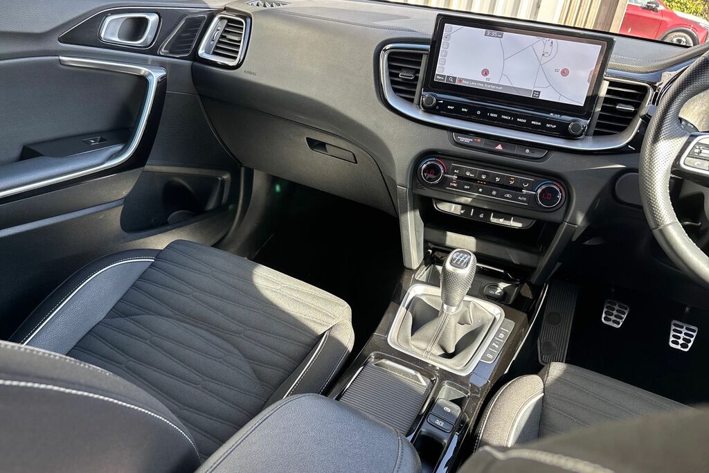 Kia Xceed 1.6 Gdi 8.9Kwh 3 Suv Plug-in Hybrid Dct White #14