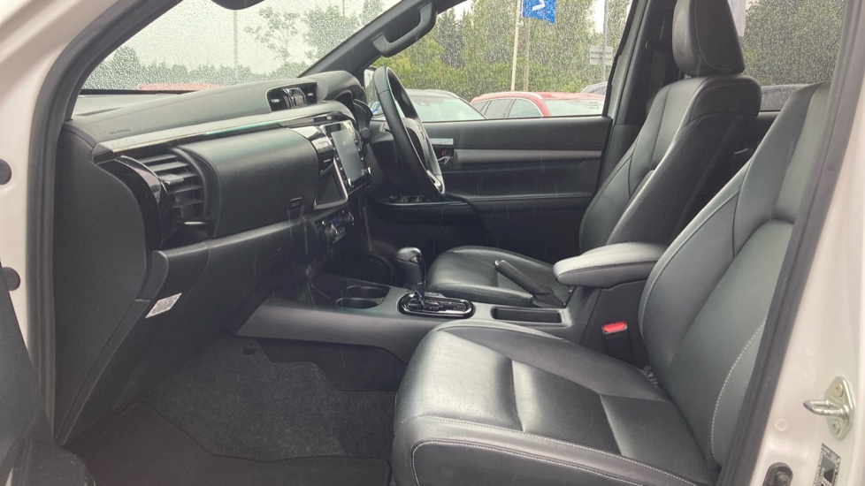 Toyota HILUX Invincible X YM72LSE White #5