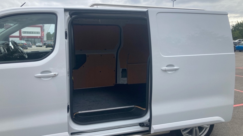 Vauxhall Vivaro Pro White #5