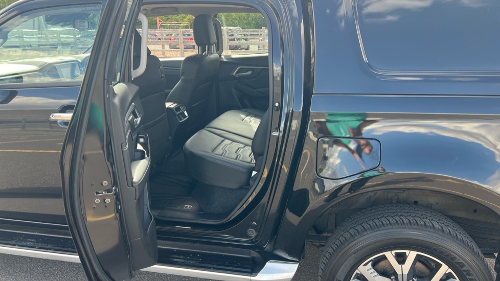 Isuzu D-Max Pickup YP74UMF Black #5