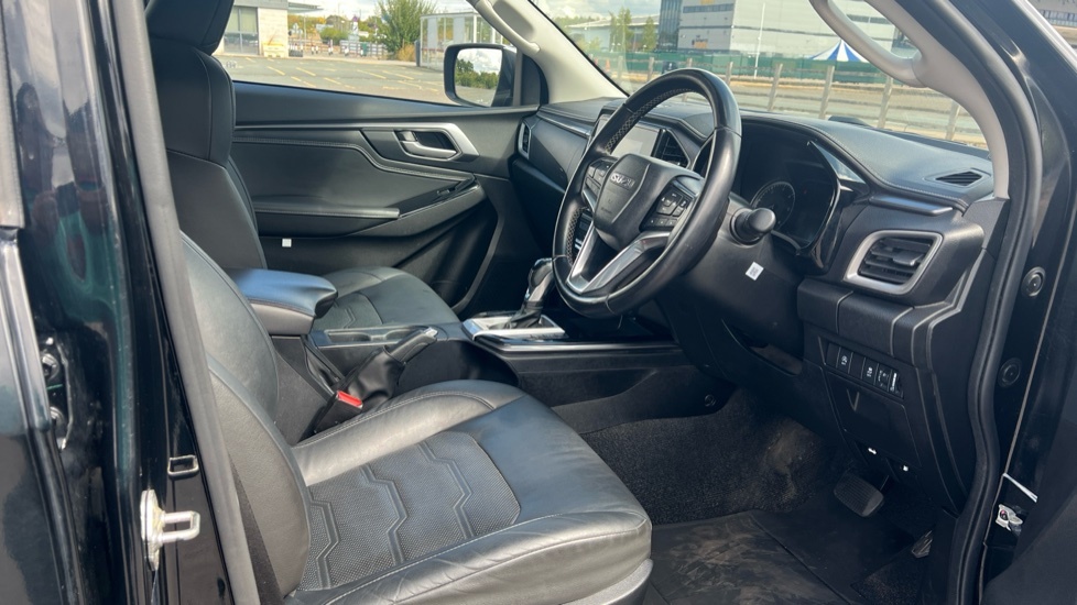 Isuzu D-Max Pickup YP74UMF Black #6