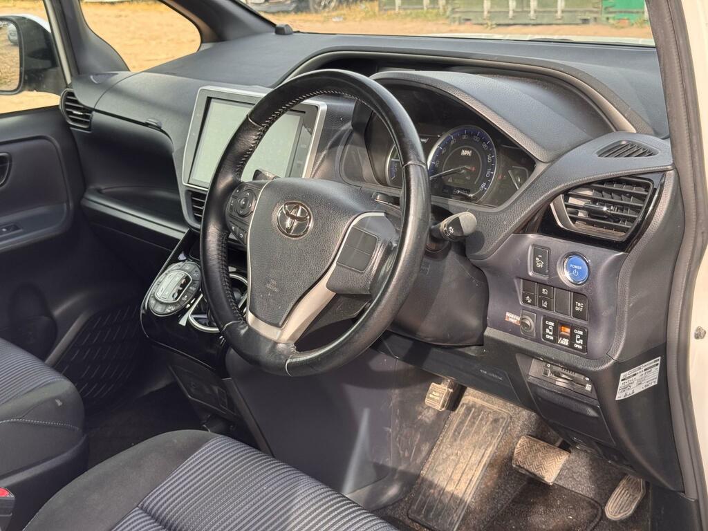 Toyota Voxy 1.8 Vvt-h Hybrid Mpv Cvt 7 Seats White #4