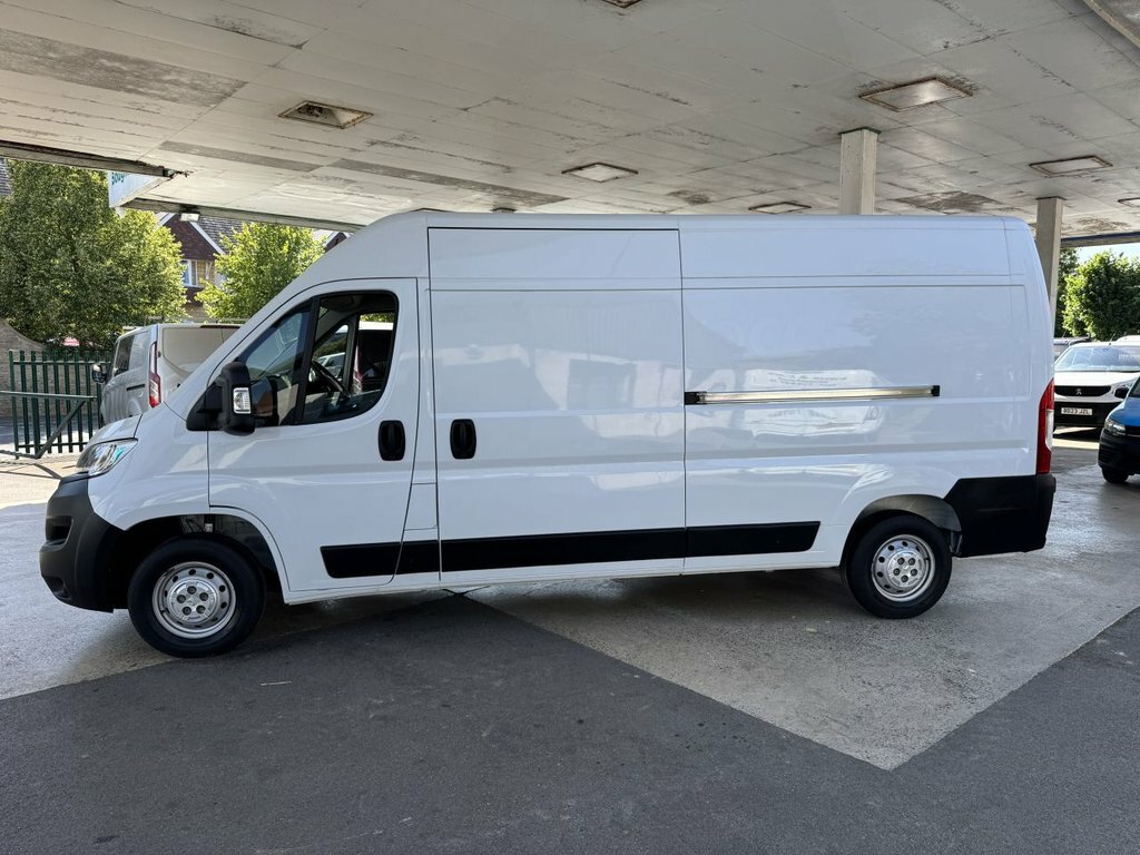 Vauxhall Movano 2.2L Prime White #4