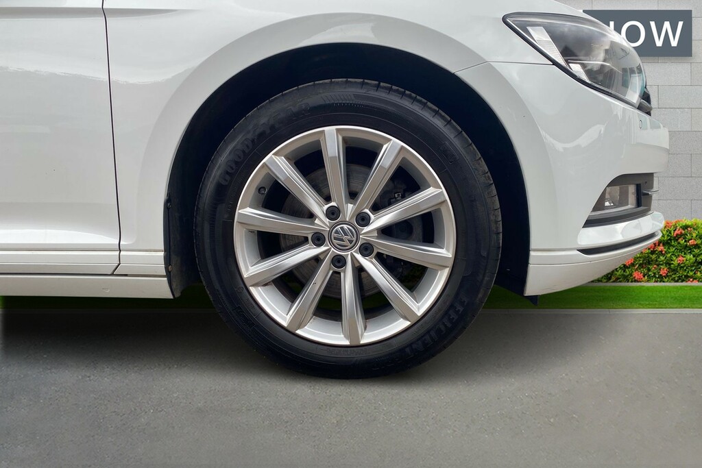 Volkswagen Passat Volkswagen Passat 1.6 Tdi Se Business Estate D White #5