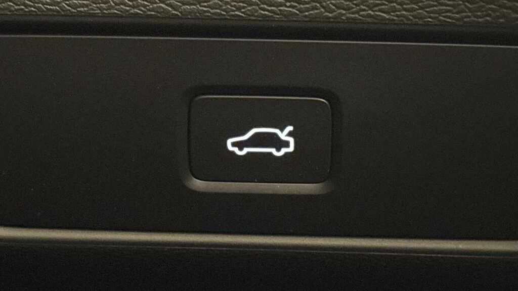 Volvo XC40 Plus, B4 Mild Hybrid, Dark White #29