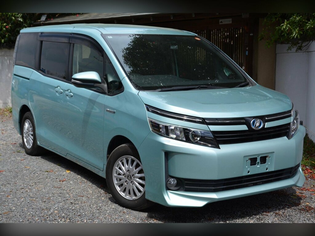 Toyota Voxy 1.8 Hybrid V Edition - Ulez Blue