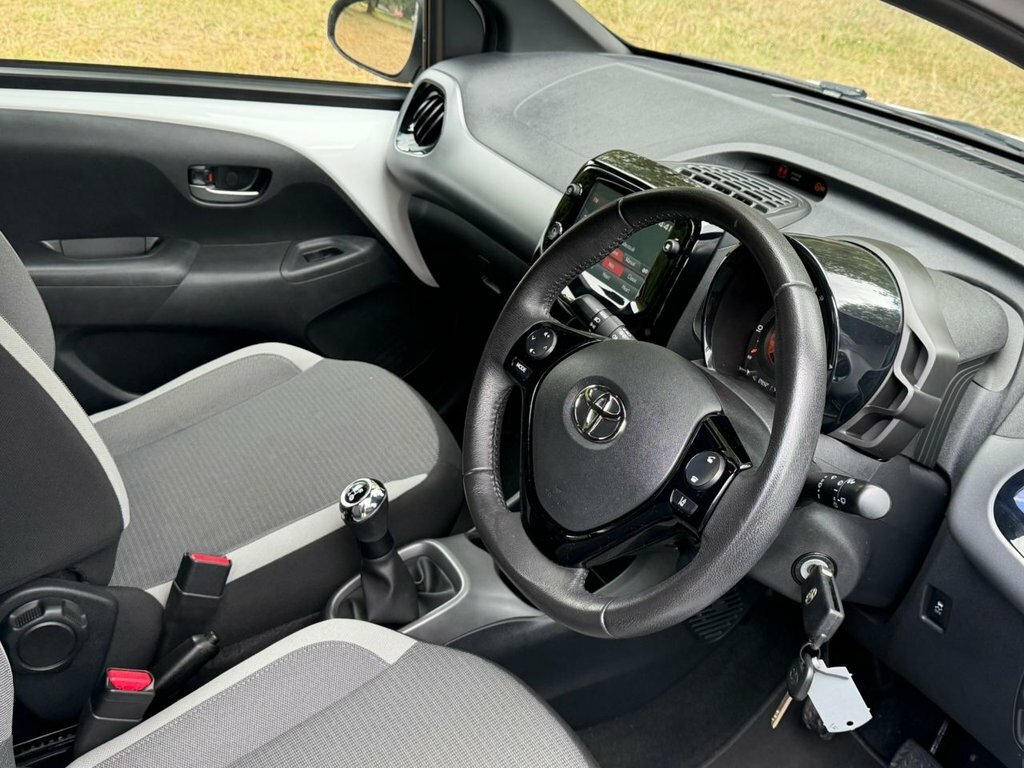 Toyota Aygo 1L X-trend White #2