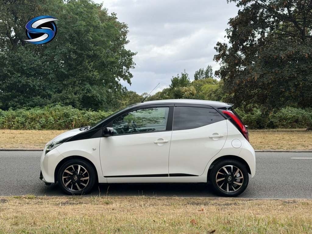 Toyota Aygo 1L X-trend White #4