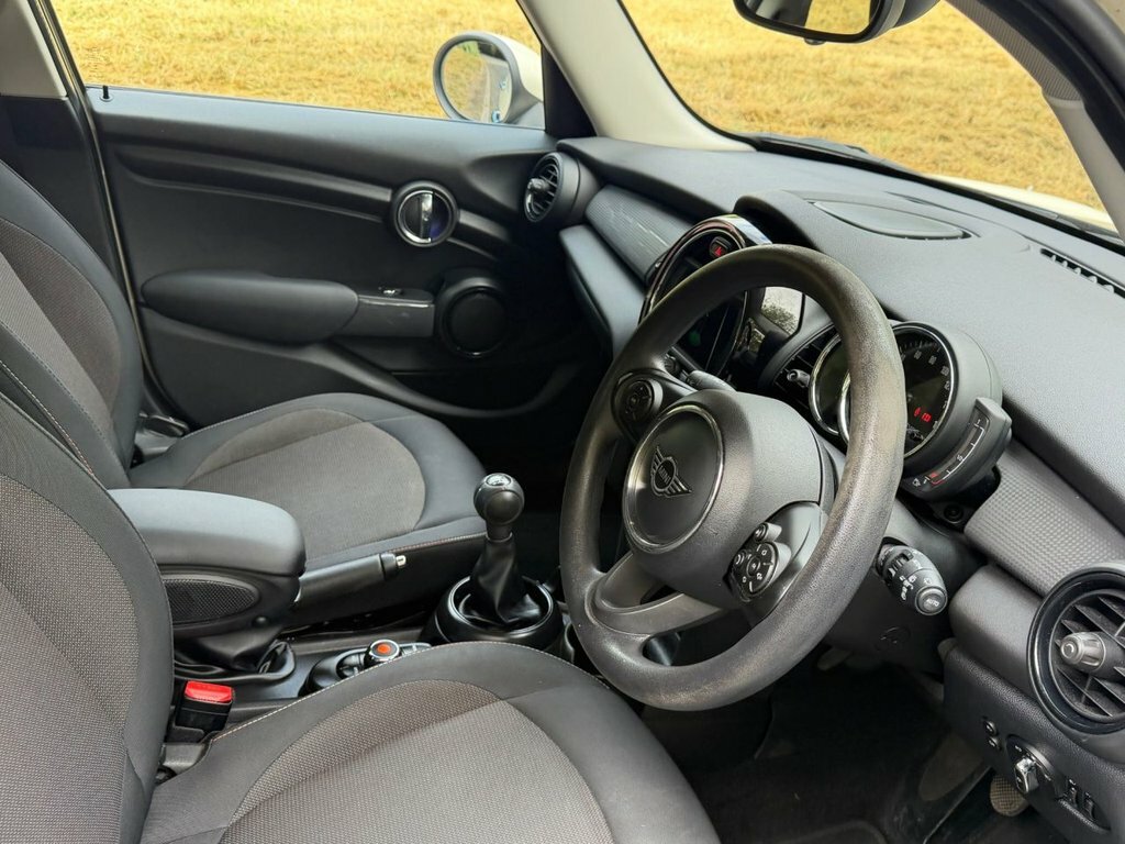 Mini Hatch 1.5L Cooper Classic White #2