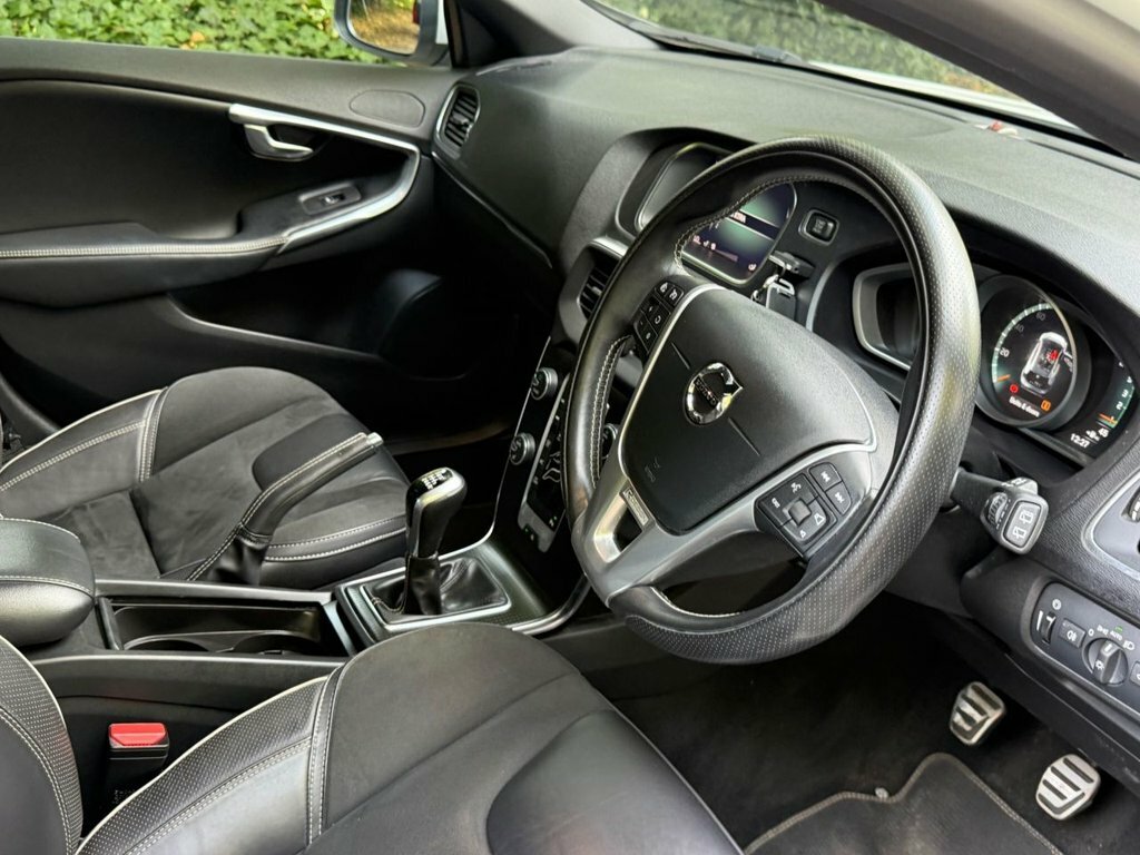 Volvo V40 2L R-design Nav Plus White #2