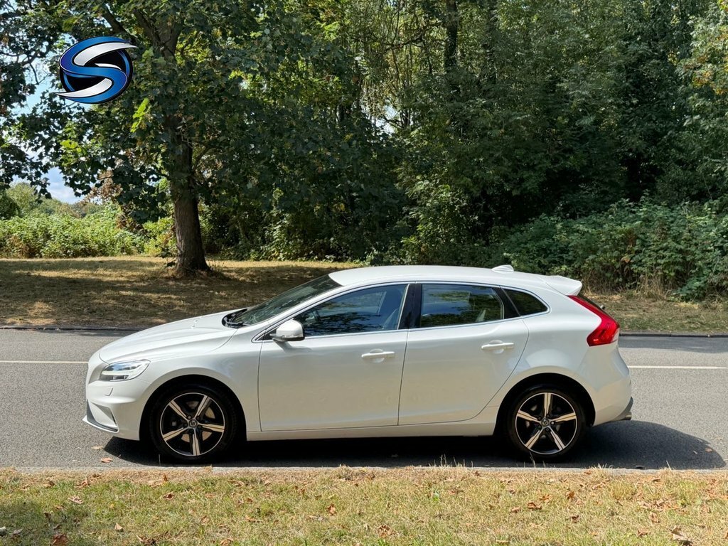 Volvo V40 2L R-design Nav Plus White #4