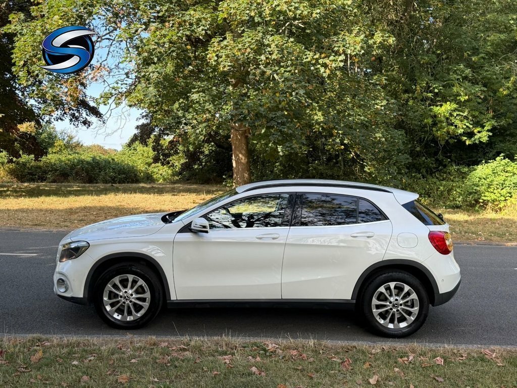 Mercedes-Benz GLA Class 1.6L Se White #6