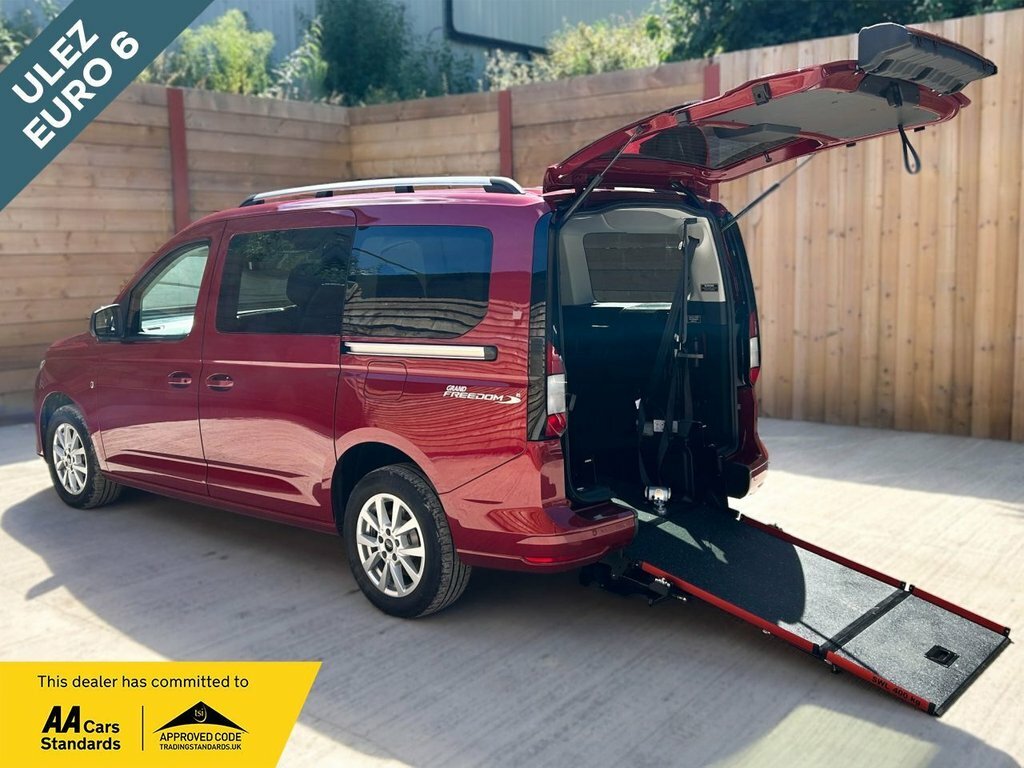 Ford Grand Tourneo Connect 2L Titanium Red
