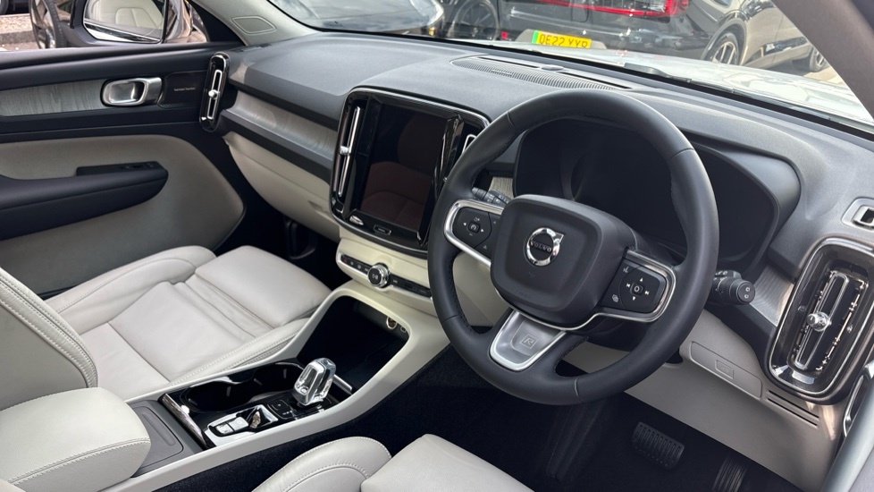 Volvo XC40 Ultimate, B4 Mild Hybrid, Dark CA72SXR White #4