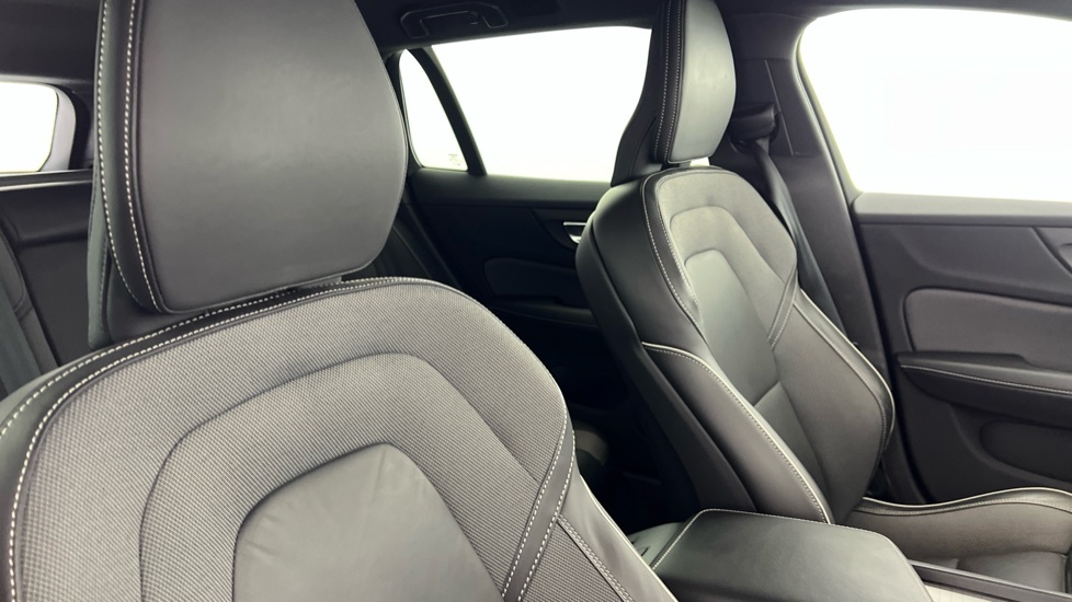 Volvo V60 R-design, B4 Mild Hybrid Black #31