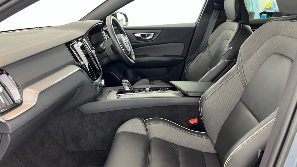 Volvo V60 R-design, B4 Mild Hybrid Black #58