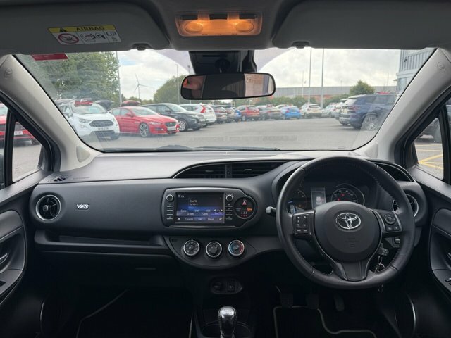 Toyota Yaris Yaris Icon Vvt-i Black #9