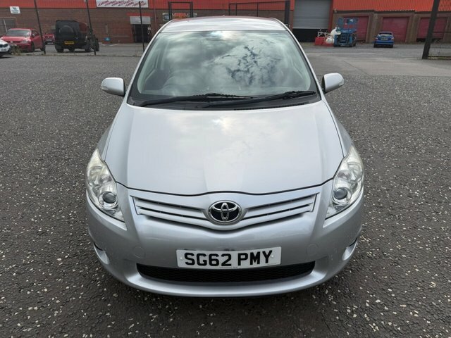 Toyota Auris 1.6 V-matic Colour Collection Hatchback Silver #2