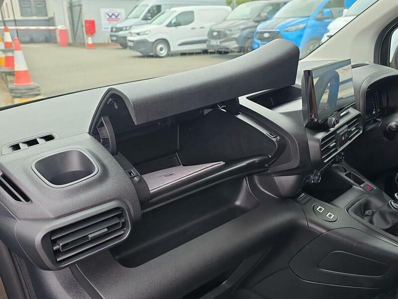 Citroen Berlingo 1.5 Bluehdi 100 Plus XL 7 Seatwav White #24