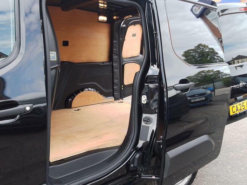 Citroen Berlingo 1.5 Bluehdi 130 Plus XL Eat8 7 Seatwav Blue #43