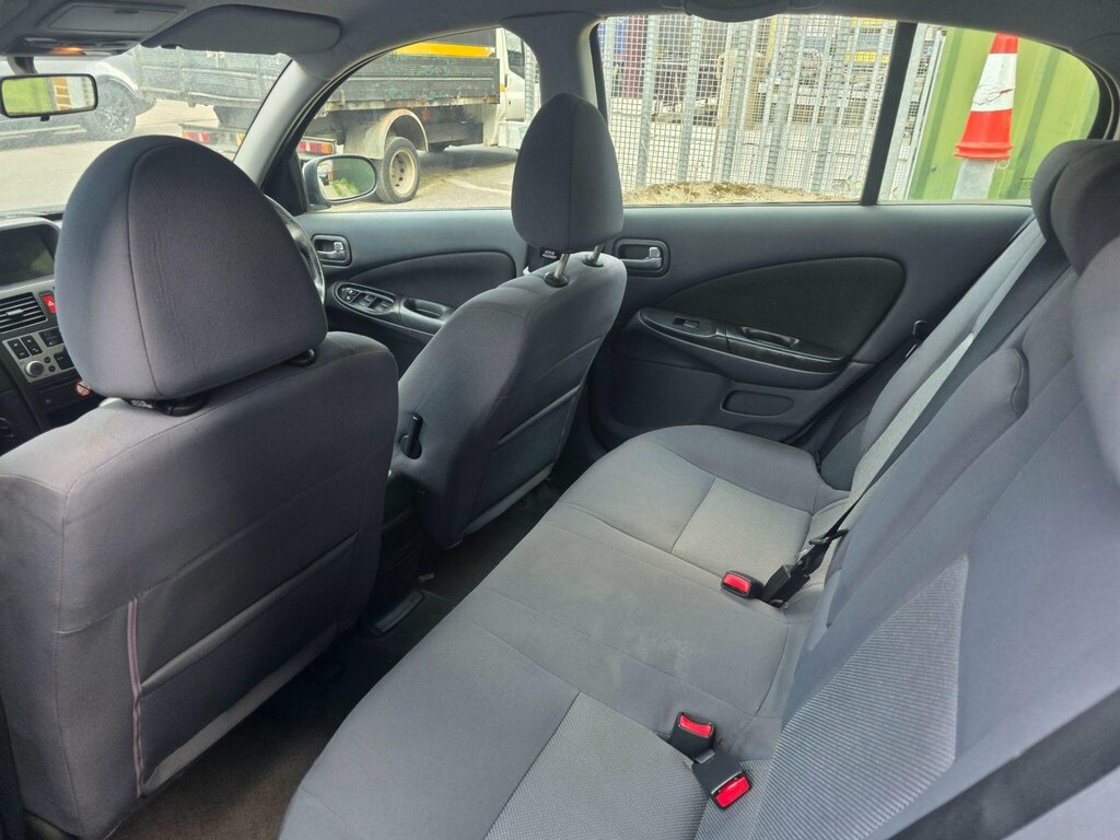 Nissan Almera 1.5 Se Hatchback 160 G Km 89 Bh Silver #15