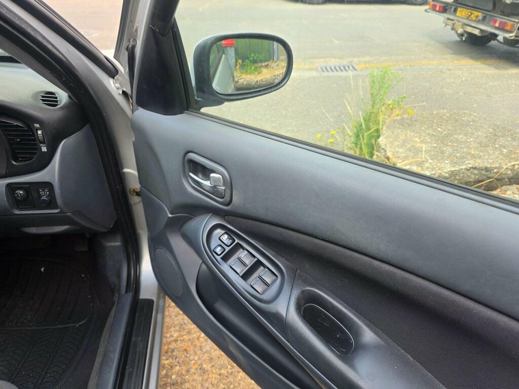 Nissan Almera 1.5 Se Hatchback 160 G Km 89 Bh Silver #17