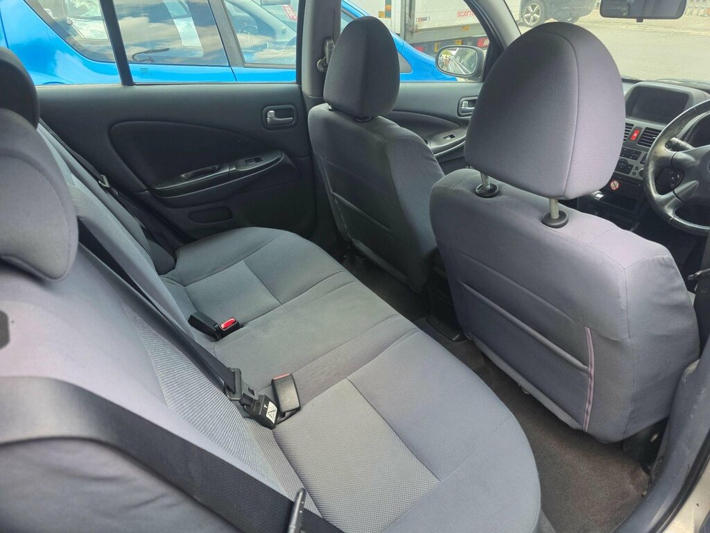 Nissan Almera 1.5 Se Hatchback 160 G Km 89 Bh Silver #14