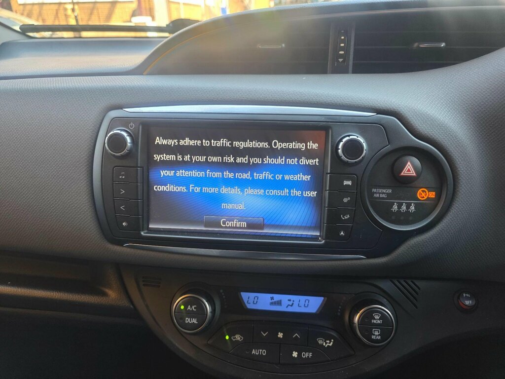 Toyota Yaris Yaris Icon Vvt-i Cvt Red #35