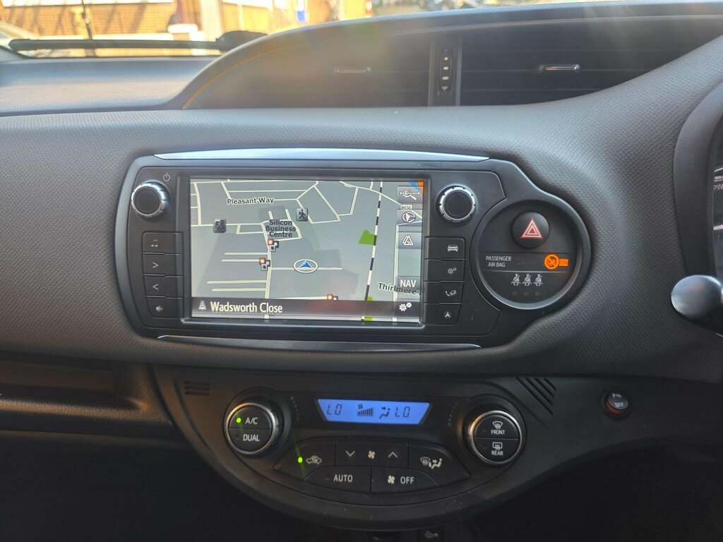 Toyota Yaris Yaris Icon Vvt-i Cvt Red #34