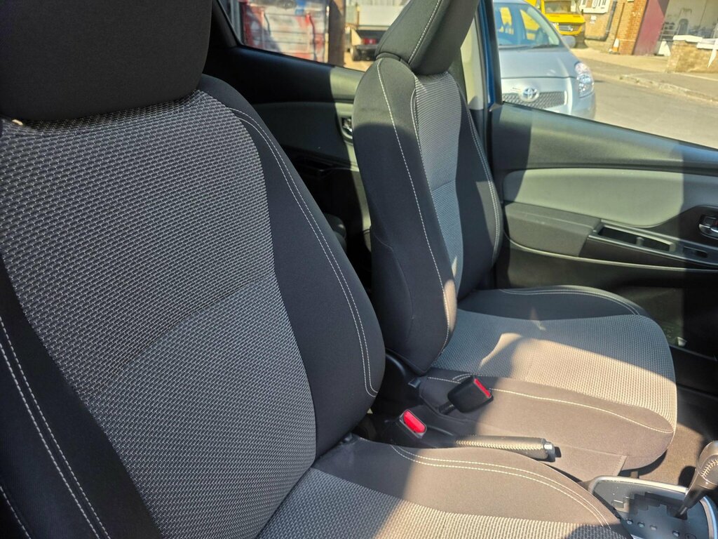 Toyota Yaris Yaris Icon Vvt-i Cvt Red #19
