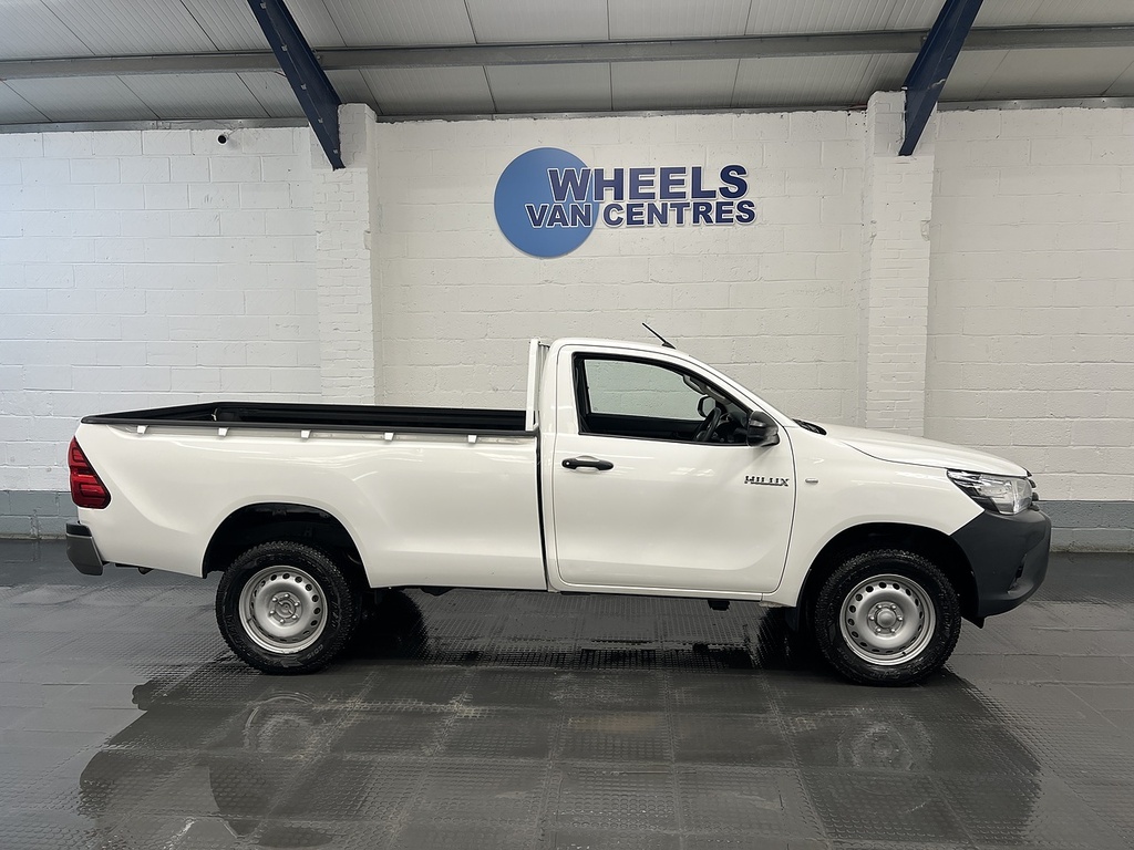 Toyota HILUX 2.4 D-4d Active Narrow Body Pickup Manu White #6