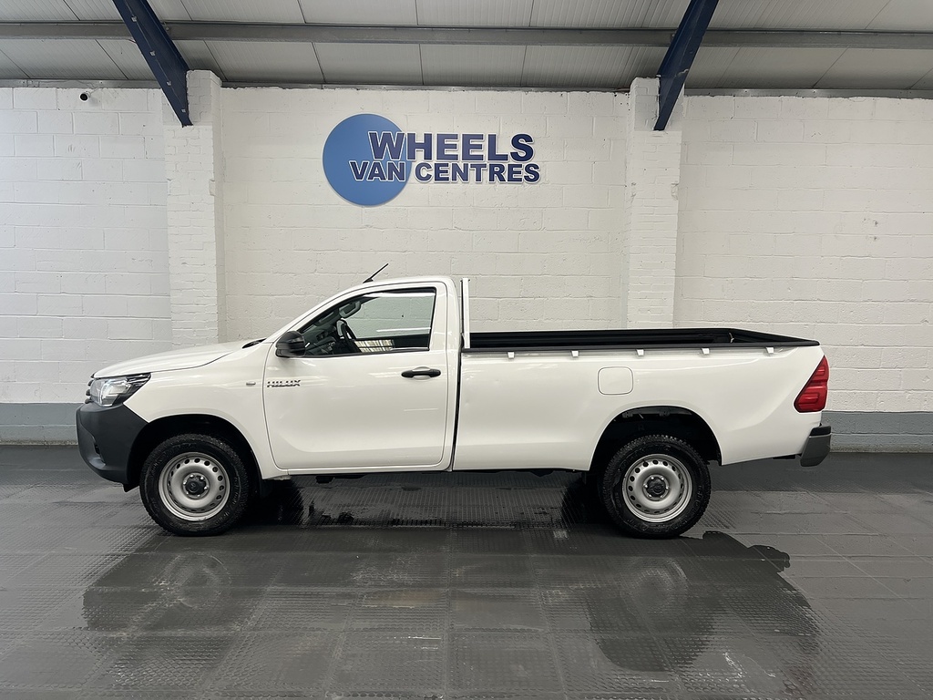 Toyota HILUX 2.4 D-4d Active Narrow Body Pickup Manu White #2